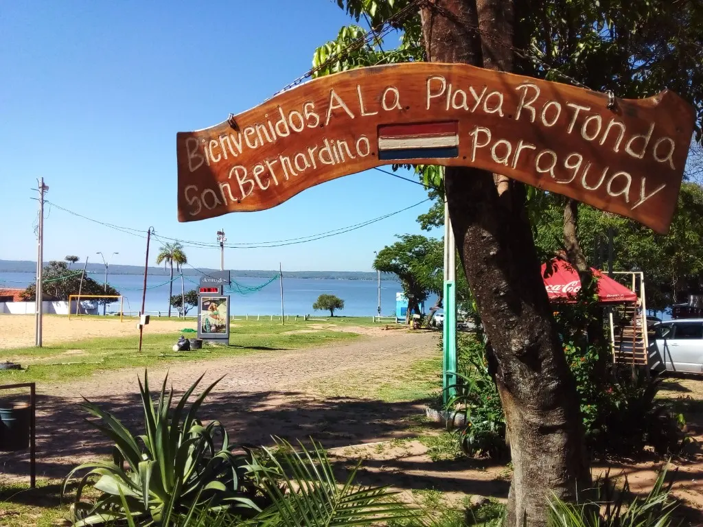 Cartel de bienvenida a Playa Rotonda, San Bernardino, Paraguay