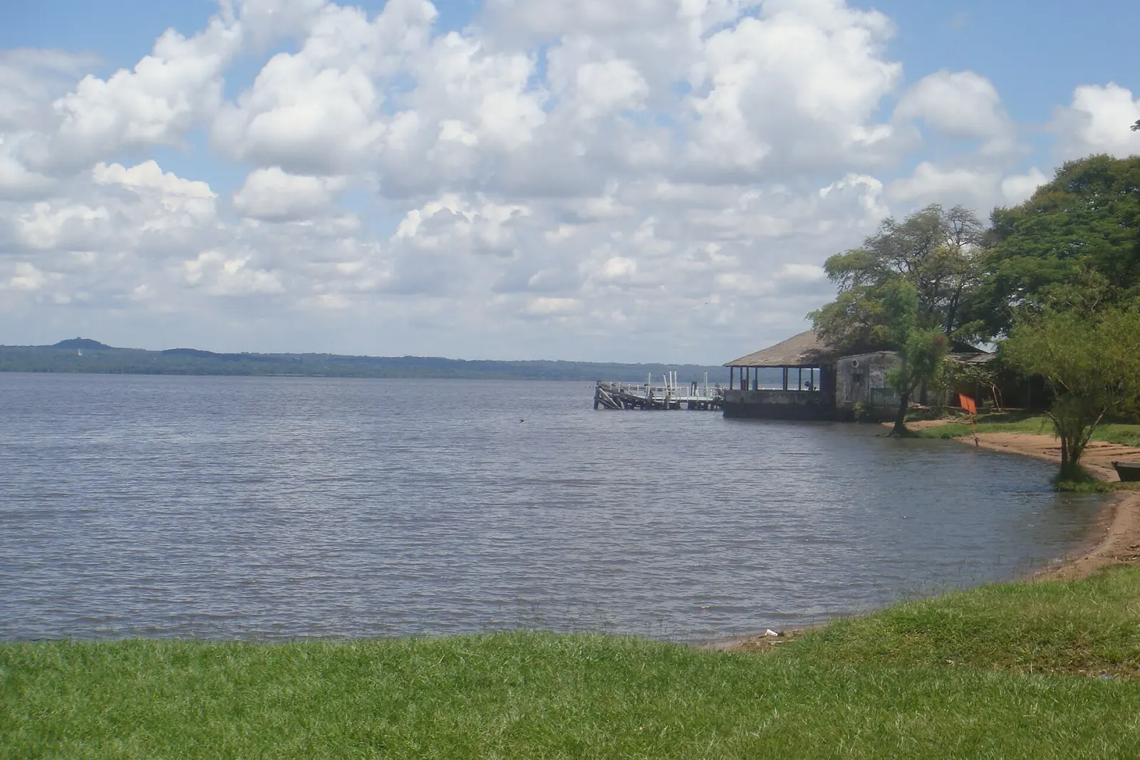 Costa del lago Ypacarai, Paraguay
