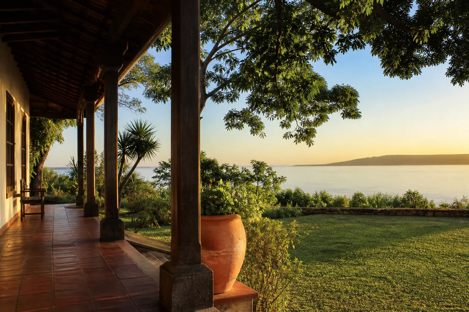 Lago Ypacaraí visto desde una veranda colonial en San Bernardino, Paraguay