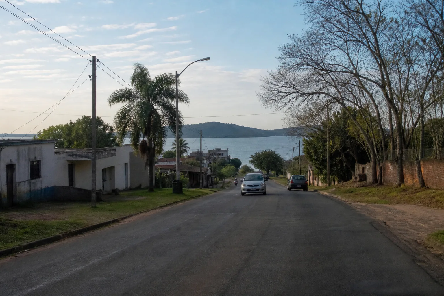 Ankunft in San Bernardino, Paraguay: die Straße führt hinunter zum Ypacaraí-See