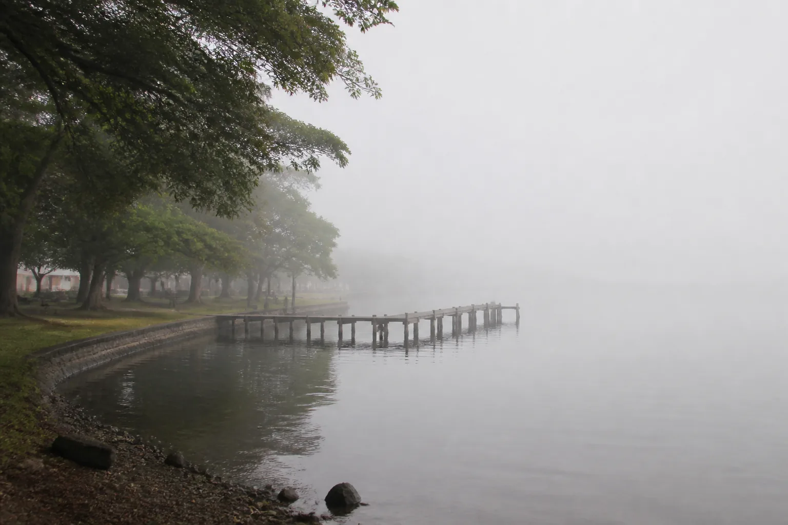 Névoa de primavera no lago Ypacaraí em San Bernardino, Paraguai