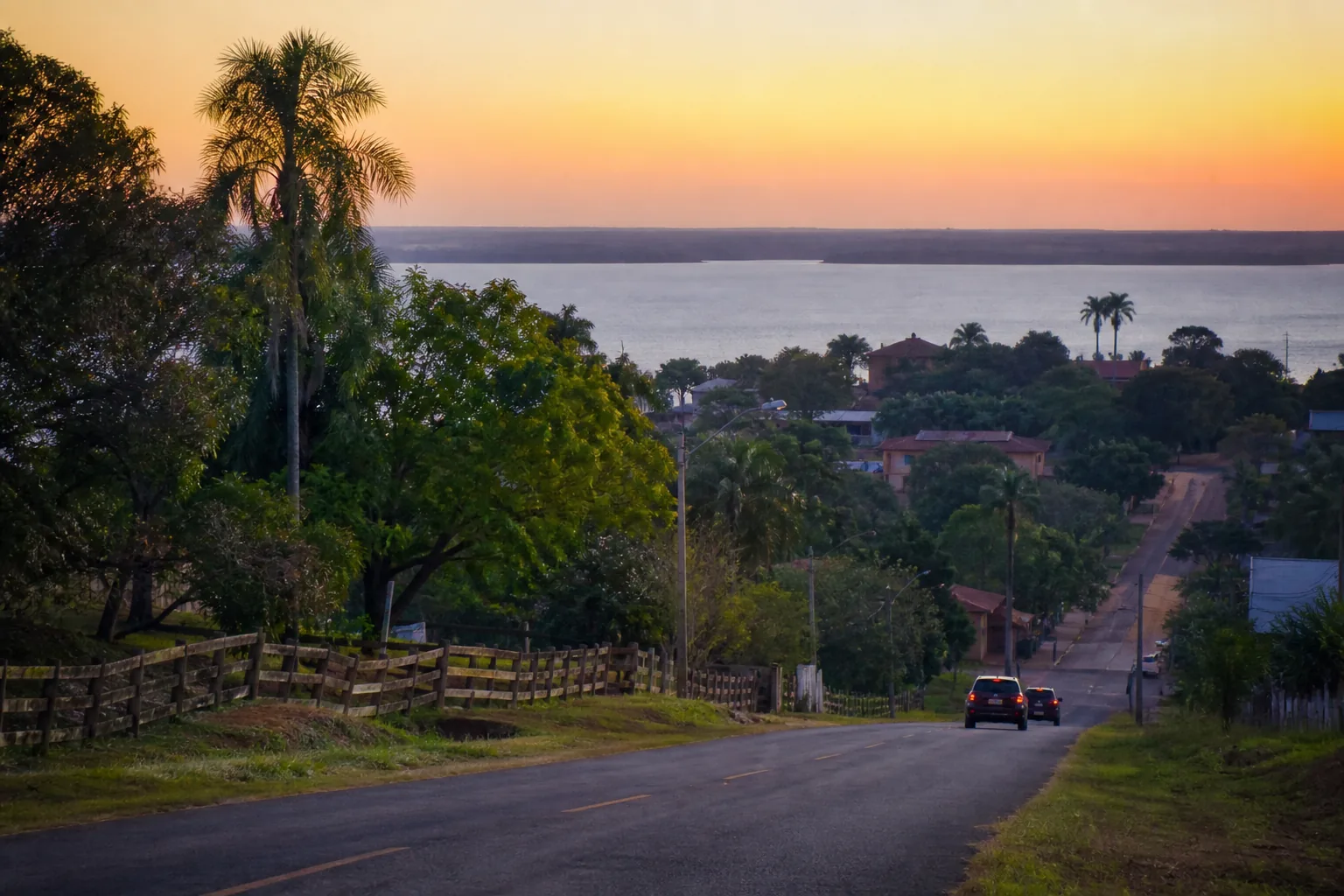 Trecho local rumo ao lago no Paraguai, com menos fila do que a PY02