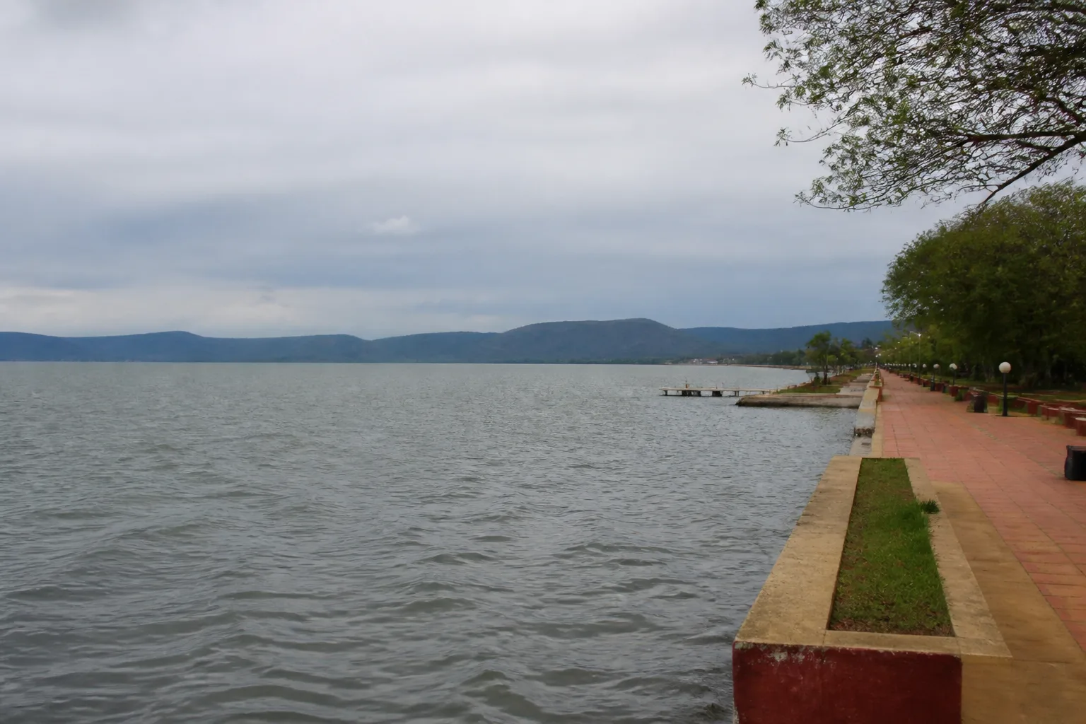 Sexta-feira Santa 2027: o lago quieto em San Bernardino, Paraguai